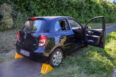 Notzingen: Hitze-Unfall? Frau kommt von der Strasse ab und faehrt 150 Meter im Graben - Feuerwehr befreit sie